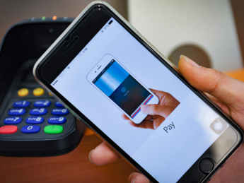 Apple откроет доступ к NFC на iPhone для аналогов Apple Pay