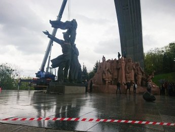 Пам'ятник під аркою "Дружби народів" у Києві нарешті під вечір демонтували