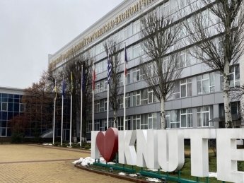 Преподавательницу, которая вела лекции на русском и отправляла студентов на фронт, уволили из университета