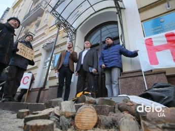 "Мужики, пилим!": в Киеве протестовали против массовой вырубки лесов (ФОТО, ВИДЕО)