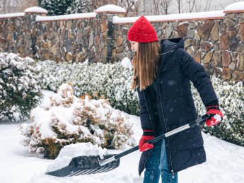 снег женщина лопата работа