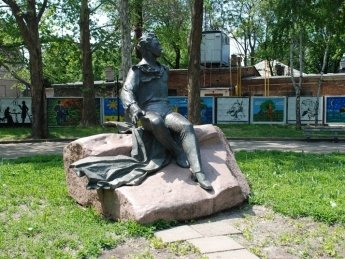 Влада Миколаєва демонтувала пам'ятник Пушкіну (ФОТО)
