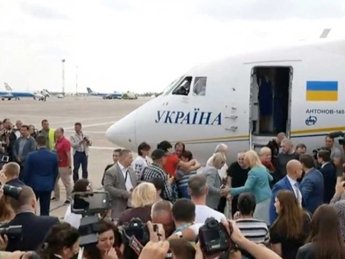 Возвращение военнопленных Россией моряков в Украину