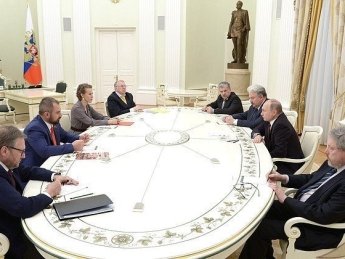 Встреча Путина с конкурентами на выборах. Собчак посадили возле Жириновского