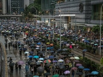 На протесты в Гонконге вышли почти 2 млн человек, Трамп предостерег КНР от разгона