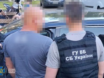 В Киеве задержали "частного детектива" и полицейского, которые следили за людьми и "сливали" их персональные данные