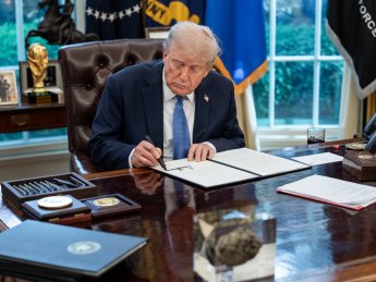 Дональд Трамп, стіл, документи, кабінет