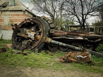 война в Украине, российские танки, разбитая военная техника, села в Украине