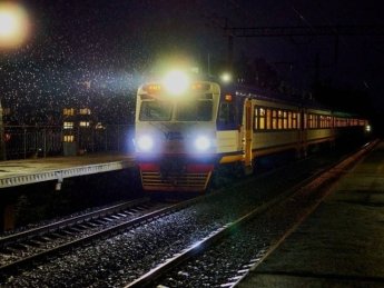 Електрички не зупиняються під час повітряної тривоги.