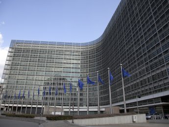 будівля Європейської комісії у Брюселі, прапори ЄС