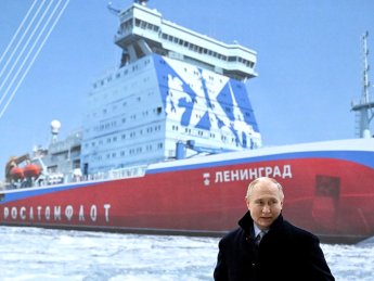 Володимир Путін на фоні криголаму "Ленинград"