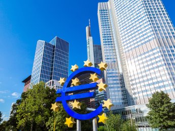 ЕЦБ впервые с 2011 года повысил базовую ставку