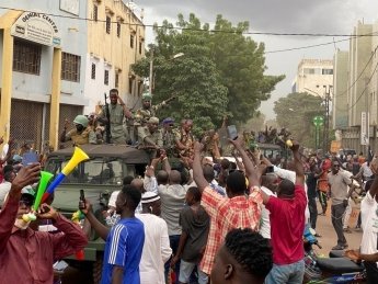 В Мали военные устроили мятеж и задержали президента. Фото: Facebook/VOA Bambara