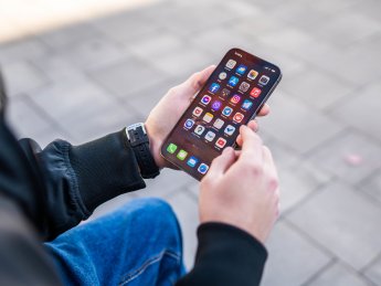 айфон у руках, телефон у руці, айфон Росія, епл