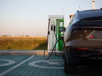 ОККО розгорнули мережу швидкісних електрозарядок на основних автошляхах