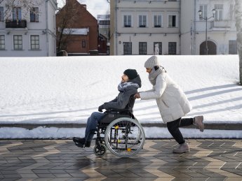 люди на коляске снег