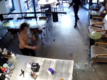 В кафе в Днепре полуобнаженный мужчина разбил имущество на 150 тыс грн (ВИДЕО)