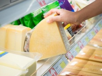 Украинцы стали меньше покупать молочные продукты из-за высоких цен