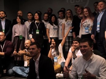 Фото: Facebook Катерины Дегтяр (сидит в центре)