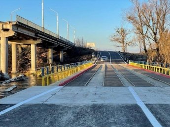 В Ізюмі облаштували переправу через Сіверський Донець в обхід зруйнованого мосту (ФОТО)