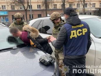 У Харкові на вулиці спіймали "авторитетного" рекетира, що вимагав у бізнесмена $250 тисяч (ФОТО, ВІДЕО)