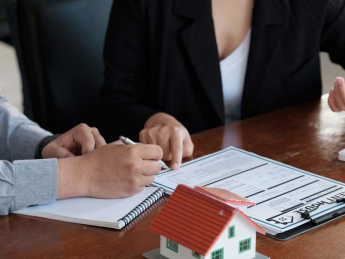 Решение проблем с арендаторами включает взыскание задолженностей, расторжение договоров и поиск новых арендаторов для стабильного дохода