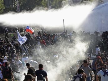 В Чили несколько дней продолжаются массовые протесты. Фото: Esteban Félix/AP