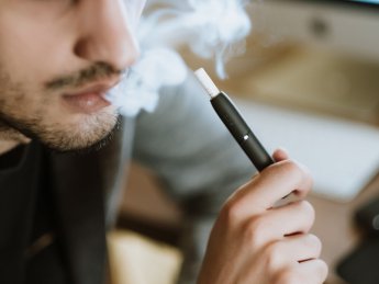 В Украине с 11 июля запрещено курить электронные сигареты и кальяны в общественных местах: какие штрафы ждут нарушителей