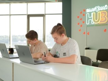 підлітки у благодійних освітніх хабах