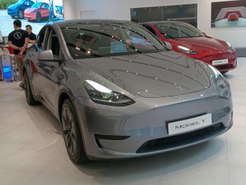 автосалон, люди, электромобили Tesla