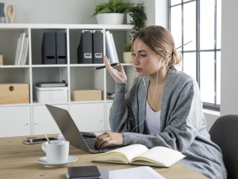 дівчина віддалена робота ноутук офіс