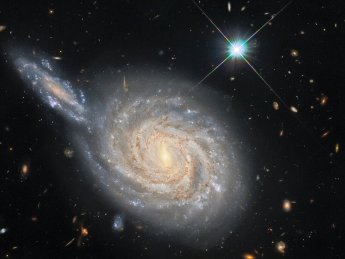 Космический телескоп Hubble сфотографировал иллюзию столкновения галактик