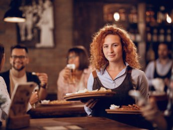 жінка офіціант піцерія ресторан бар піца