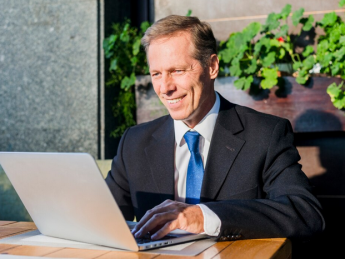 бізнесмен, ноутбук