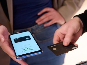 Украинские предприниматели смогут принимать безналичные оплаты смартфоном и приложением "Терминал" без комиссии до конца мая