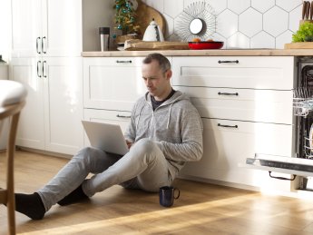 чоловік кухня ноутбук