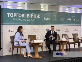 Модераторка та партнерка юридичної фірми "Ілляшев та Партнери" Олена Омельченко та заступник голови Державної митної служби України Владислав Суворов