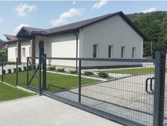 Сетчатые ворота для забора: когда стоит выбрать откатной вариант