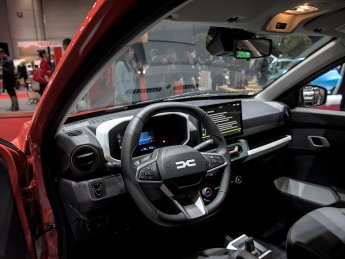 электромобиль Dacia Spring Essential, интерьер