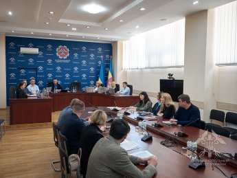 Навязывал кредиты: АМКУ поручил Киевсовету отменить монополию Ощадбанка на оформление "Карты киевлянина"