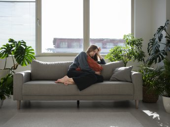 квартира жилье печальная девушка диван комнатные растения