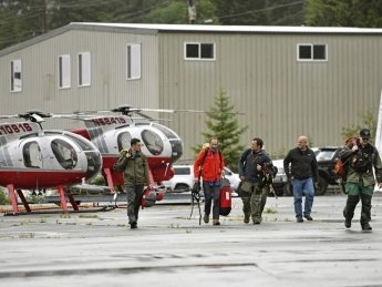 Спасатели направляются к месту крушения самолета. Фото: The Associated Press
