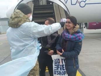 Прибывающие в Украину граждане. Фото: аэропорт "Киев"