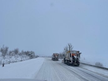траси України замело снігом