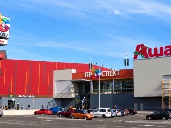 Auchan біля метро "Чернігівська"