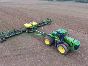 Посівна в Україні набирає обертів: аграрії почали сіяти кукурудзу