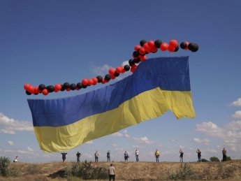 Запуск флага Украины на Чонгаре. Фото: facebook.com/sergey.savchenko.733