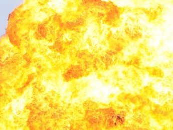 В Борисполе раздались взрывы и вспыхнул масштабный пожар: в чем причина