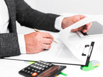 человек, руки, документы, калькулятор