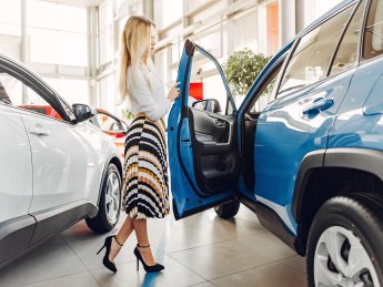 автомобілі, автосалон, дівчина